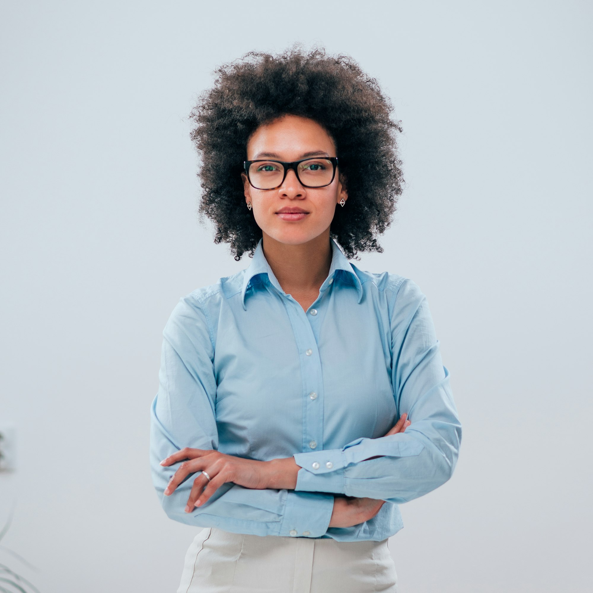 Inicio 3 portrait of a confident businesswoman with curly hair on isolated background