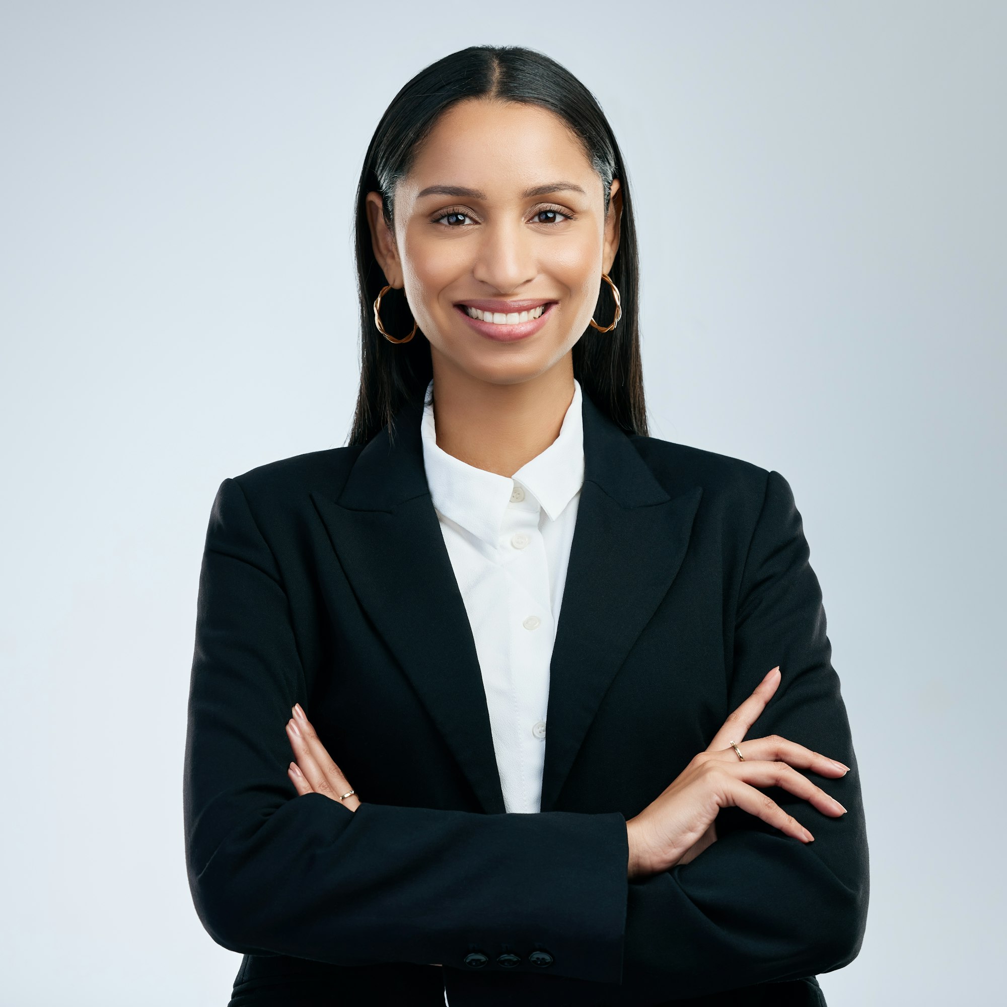 Inicio 1 shot of a confident young businesswoman standing against a grey background